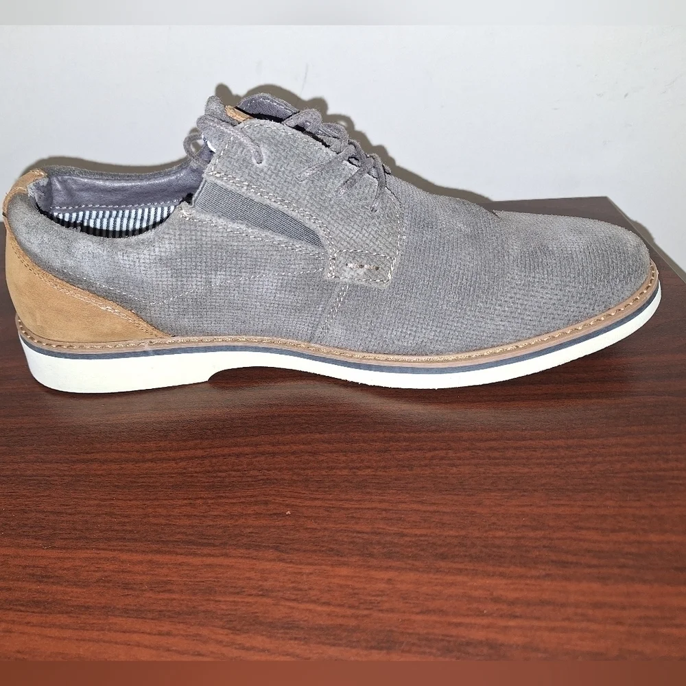 A pair of Nunn Bush grey suede mens oxfords in a size 10.5 in great condition